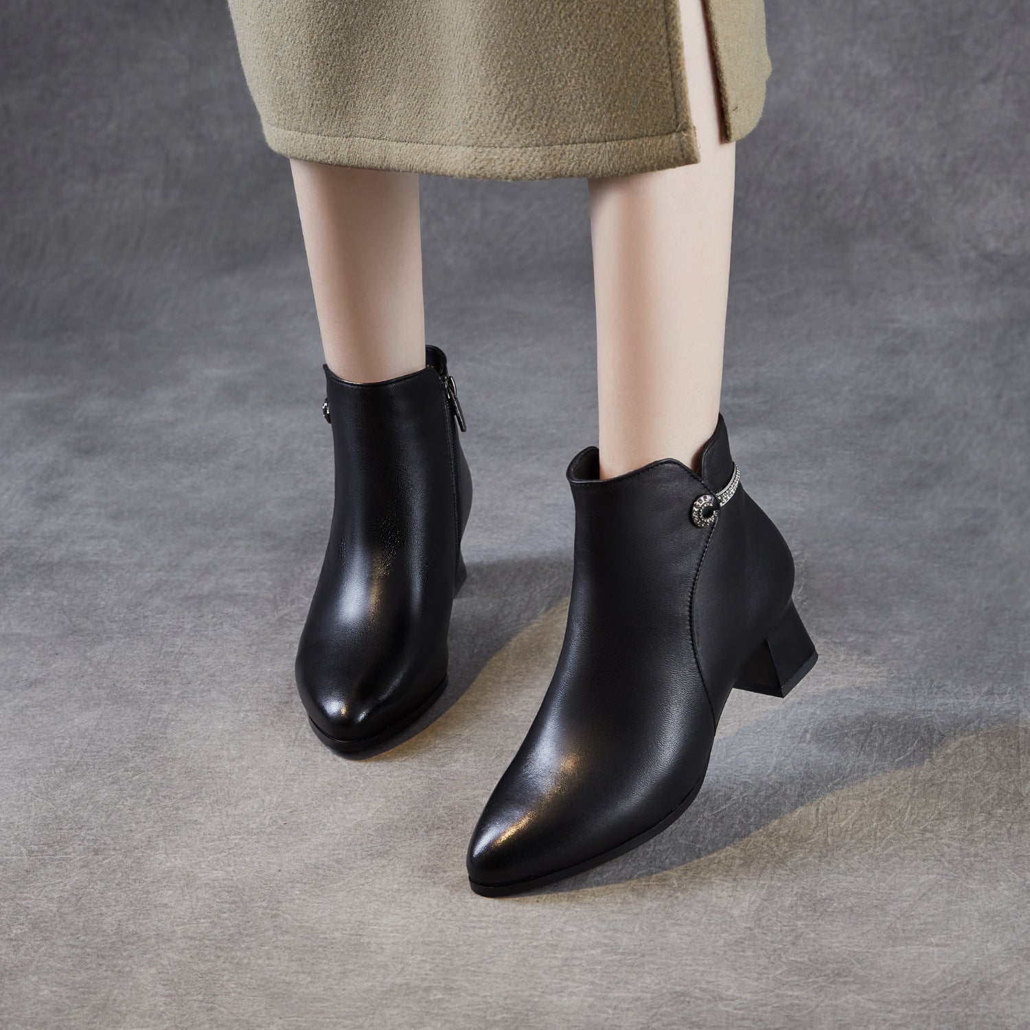 Women's Plain Leather Furred Point-Toe Ankle Boots-RAIIFY