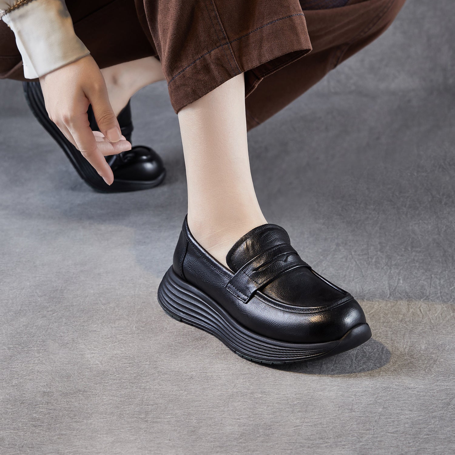 Women's Retro Plain Leather Classic Comfort Loafers-RAIIFY