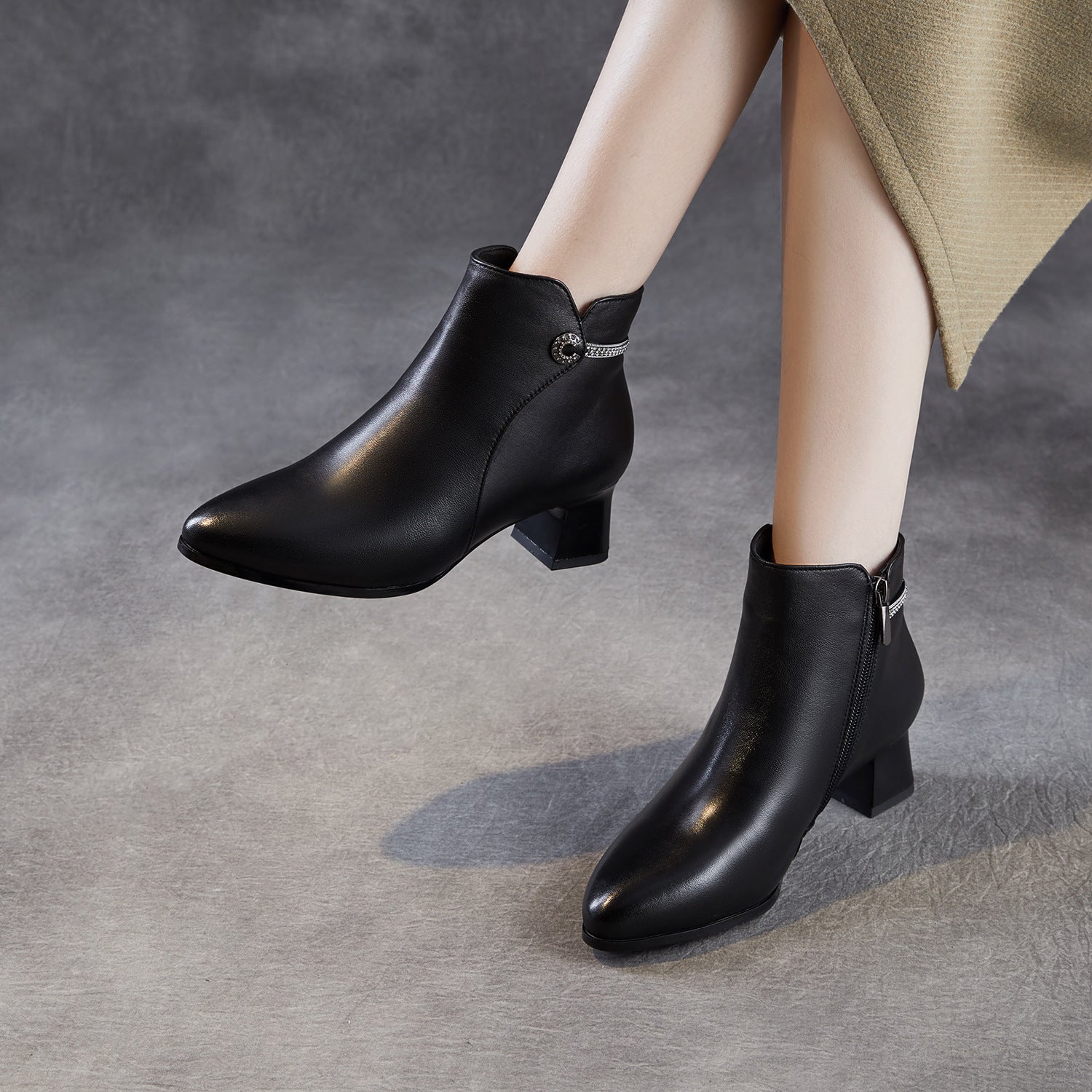 Women's Plain Leather Furred Point-Toe Ankle Boots-RAIIFY